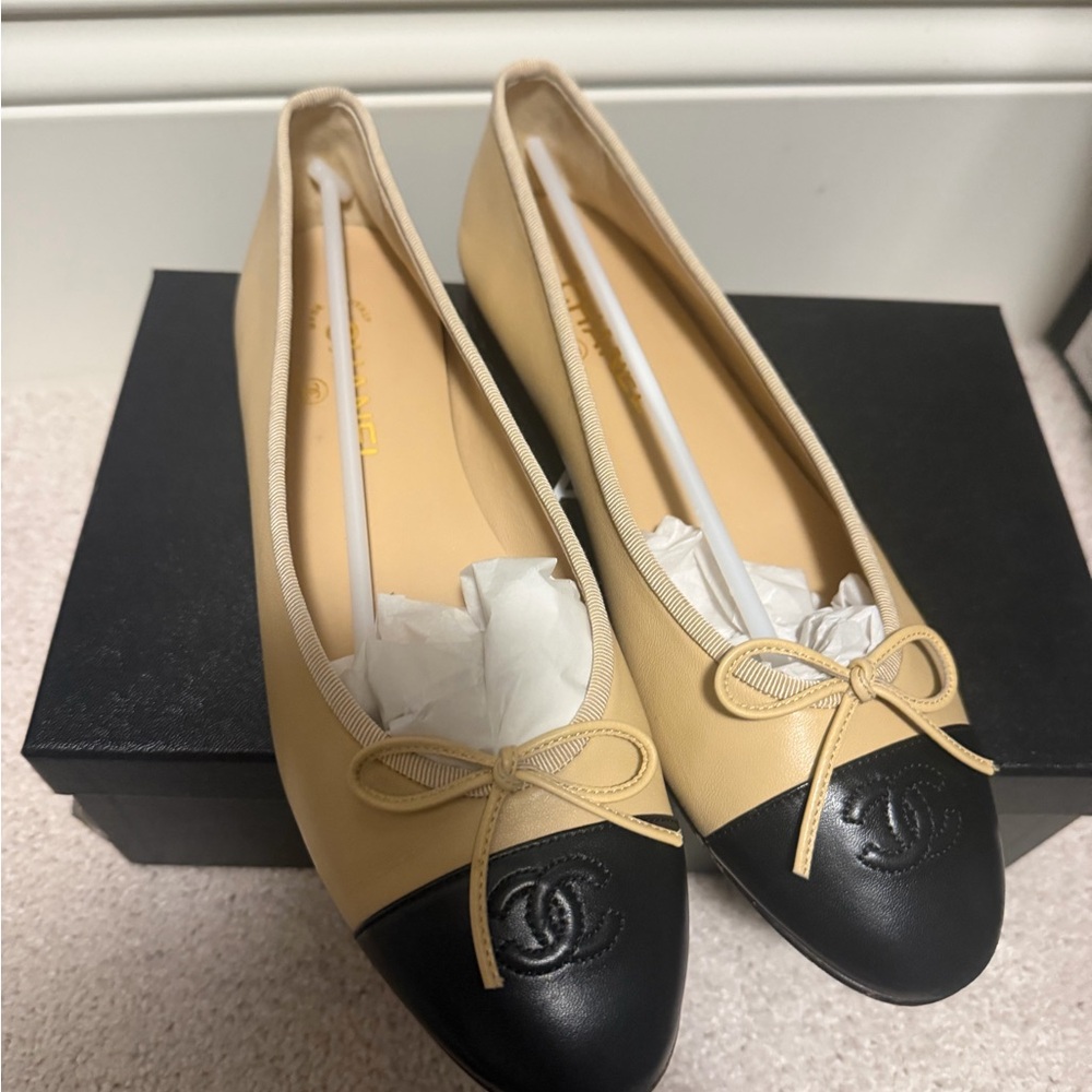 CHANEL Two-Tone Beige and Black Cap-Toe Leather Ballet Flats